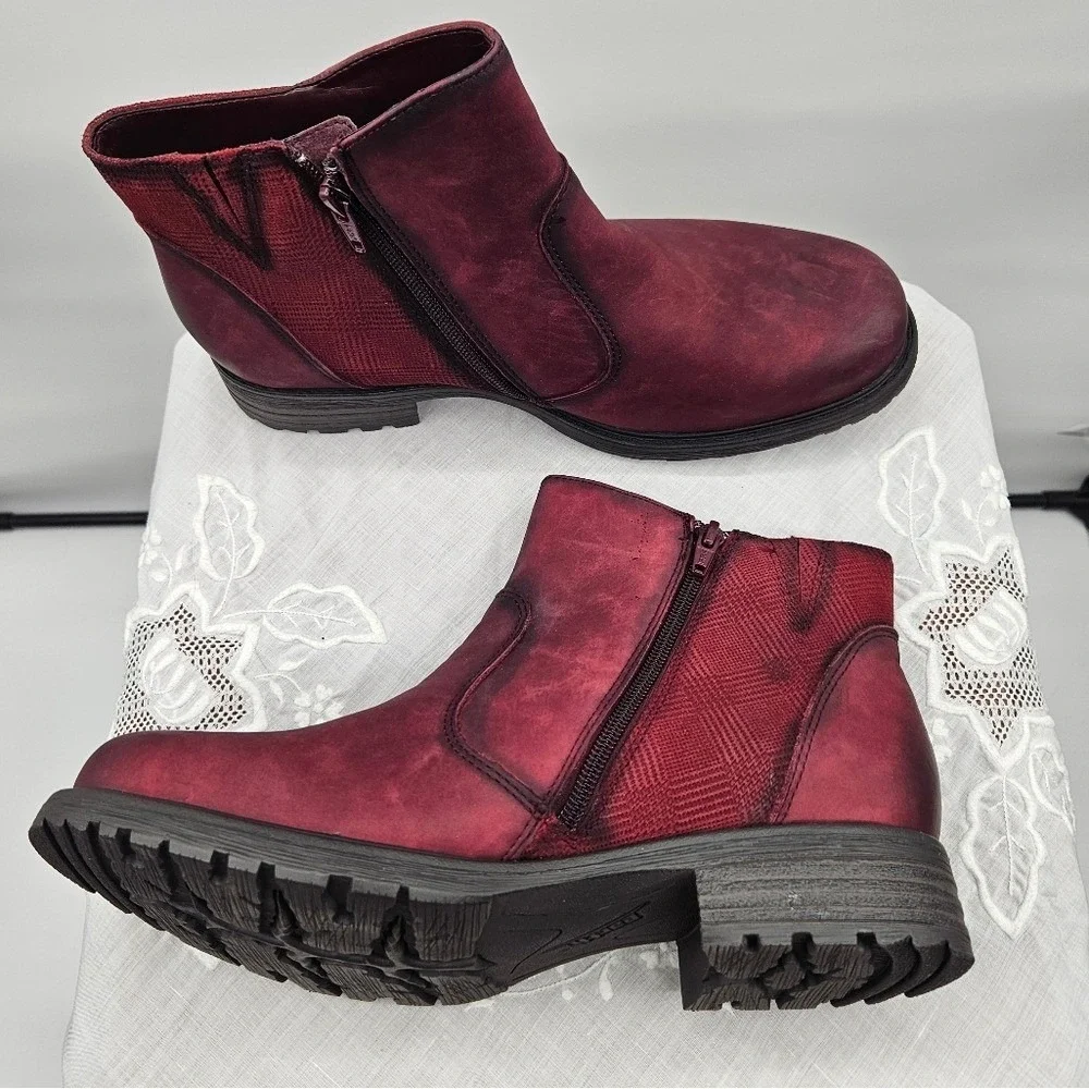 Earth Jordan Wine Distressed Leather Ankle‎ Boots Side Zip Plaid Lug Sole 9.5 D